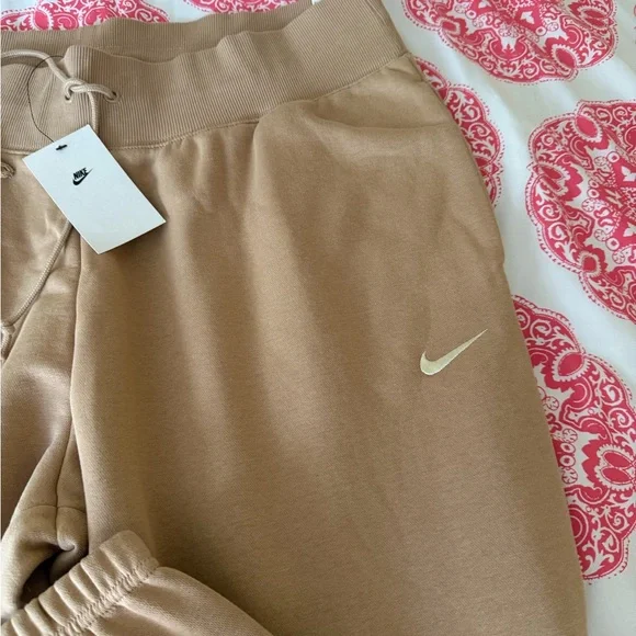 Nike Women's Sweatpants - Picture 2 of 5